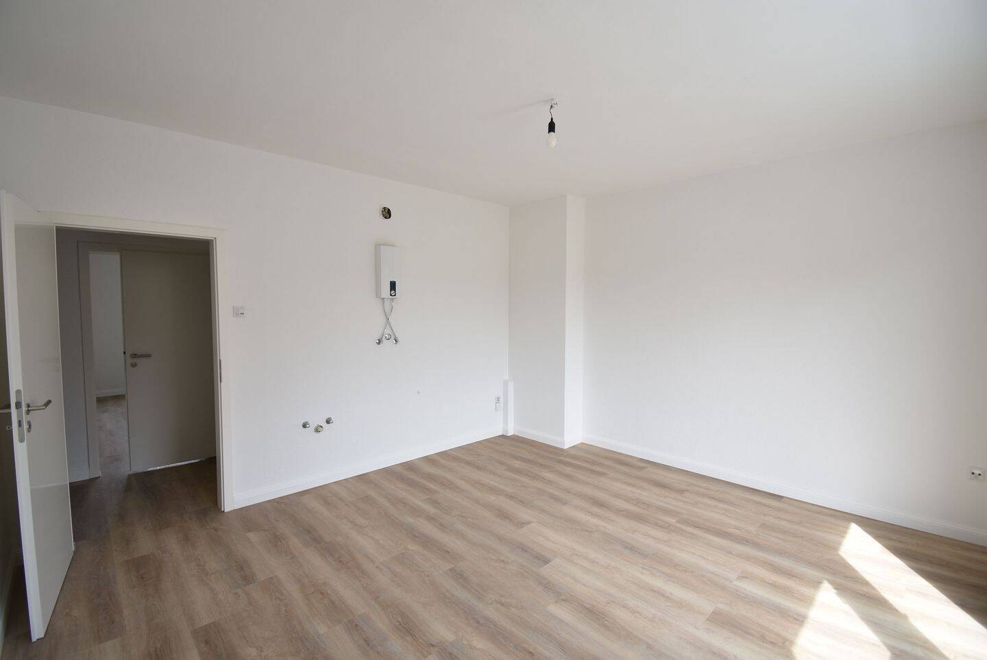 Wohnen am Marktplatz! Renovierte 2-Zi-Whg mit Balkon, 47139 Duisburg (Beeck Beeckerwerth Untermeiderich)