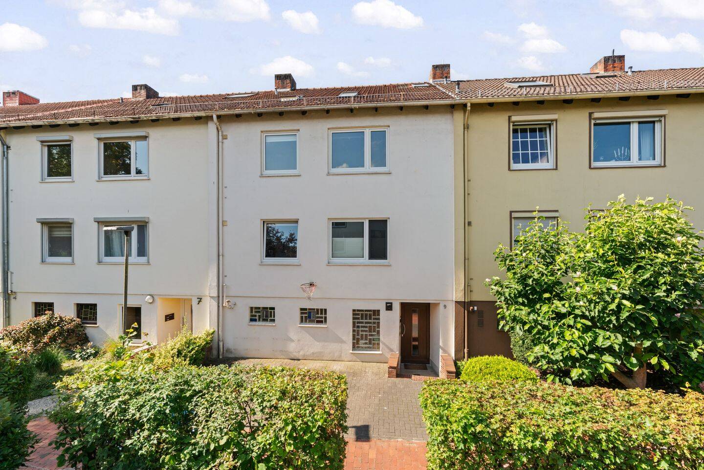 Bremen – Huchting | Großzügiges Reihenmittelhaus mit zwei Balkonen und ausgebautem Dachgeschoss, 28259 Bremen (Grolland Kirchhuchting Mittelshuchting Sodenmatt)
