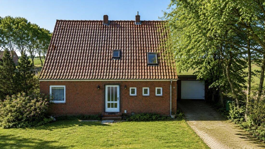 Einfamilienhaus mit Blick über die offene Feldlandschaft, 25718 Friedrichskoog