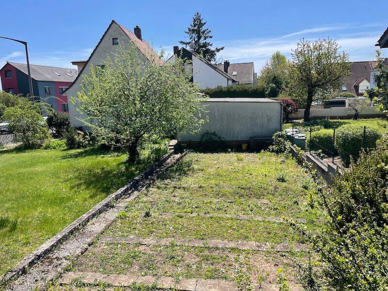 Perfekt geschnittenes Baugrundstück mit Altbestand in guter Lage – Teilfläche möglich, 90513 Zirndorf