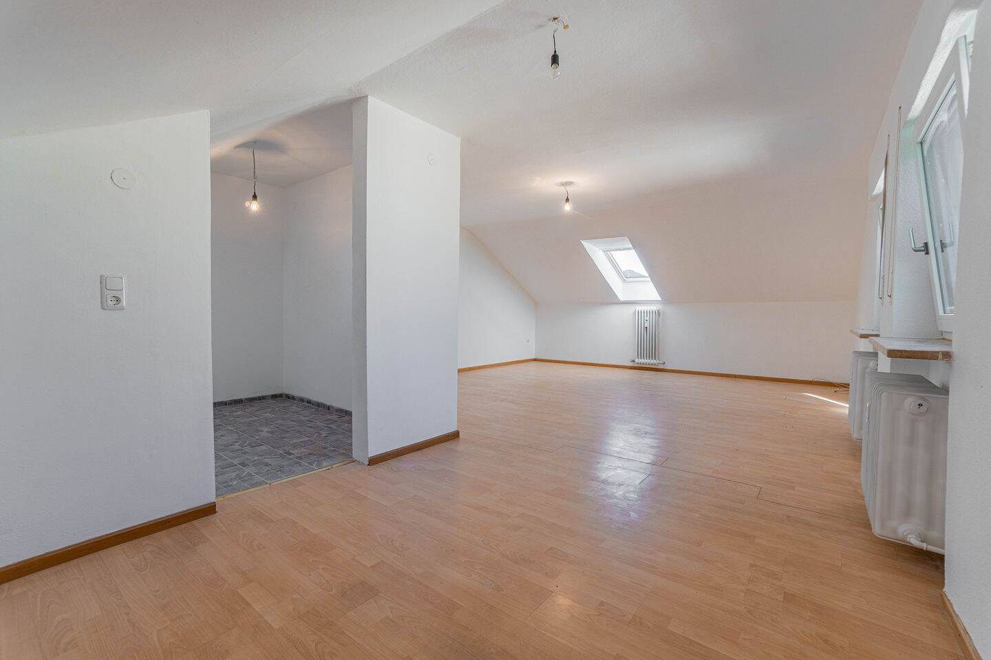 Gepflegte 2-Zimmer-Dachgeschosswohnung mit Potenzial, 85560 Ebersberg