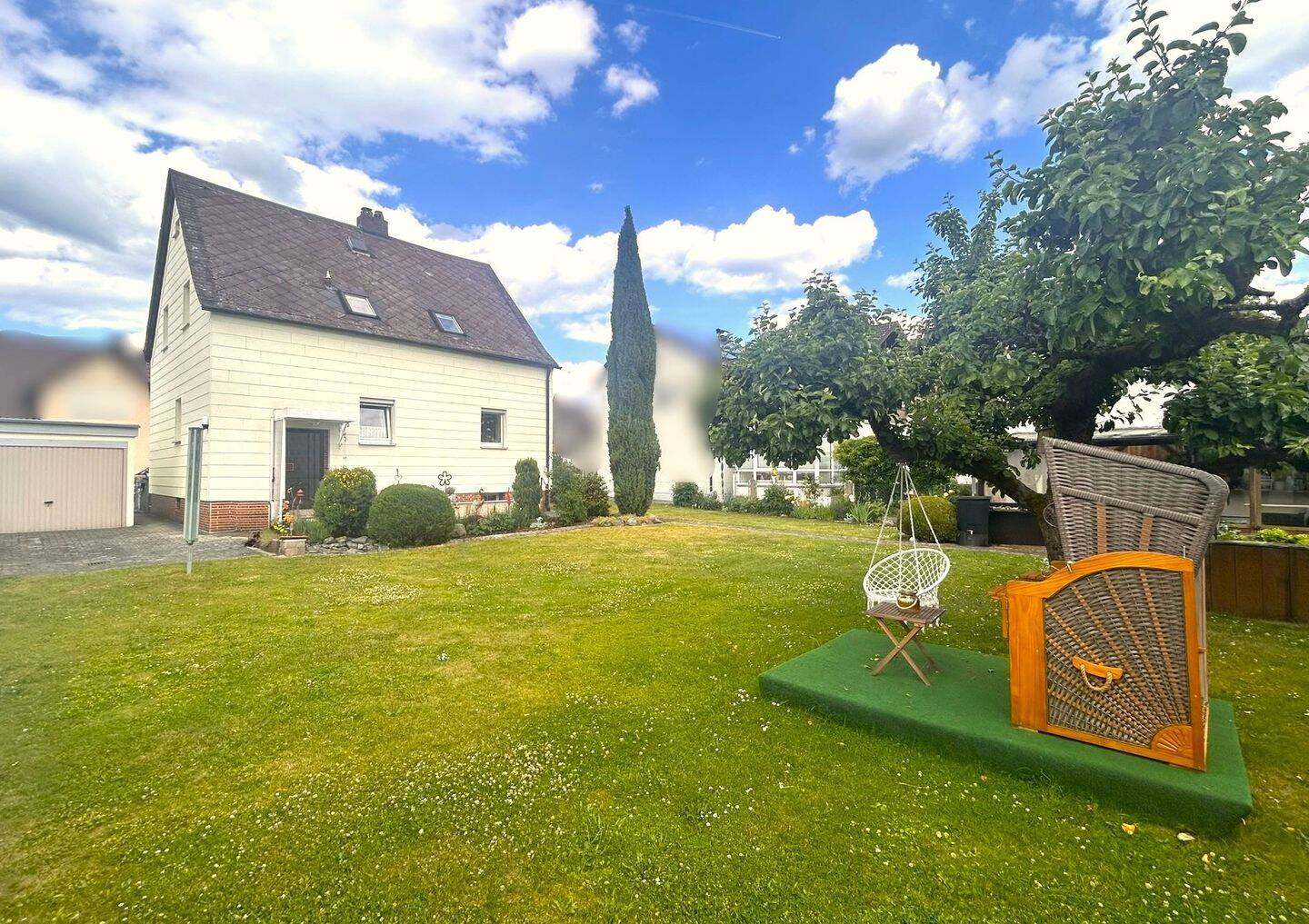 Ein Zuhause zum Ankommen: Sehr gepflegtes Haus mit Gartenparadies & Garage in ruhiger Wohnlage, 92637 Weiden i.d. OPf. (Weiden)