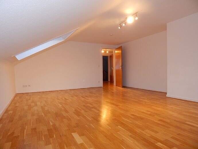 Geräumige zwei Zimmer Dachgeschoßwohnung ca.60m² im oberen Geismar sucht ruhige Mieter!, 37085 Göttingen