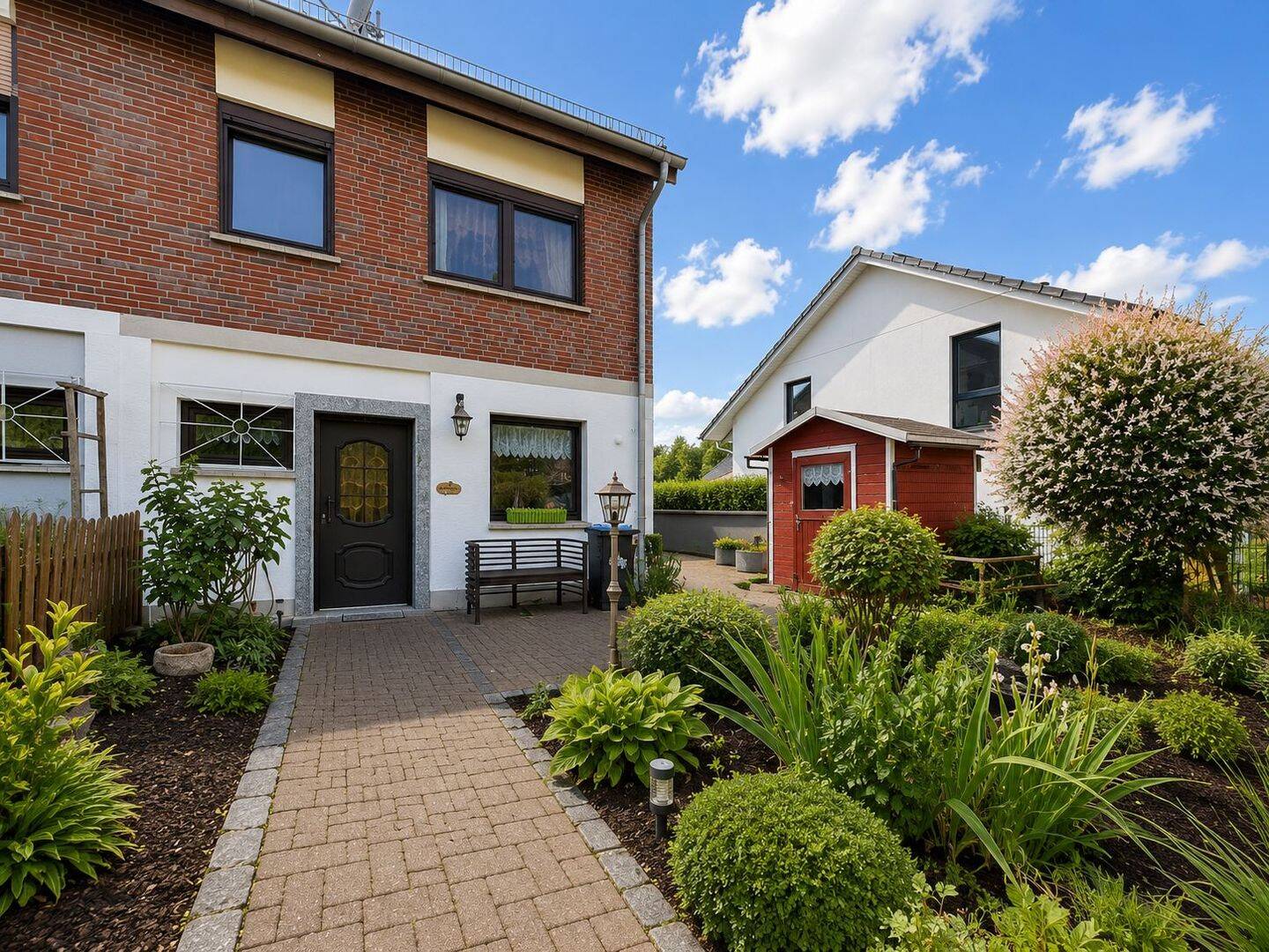 Gepflegtes Reihenendhaus mit zwei Garagen, Garten und Ausbaureserve in Leichlingen-Witzhelden, 42799 Leichlingen (Rhld.)