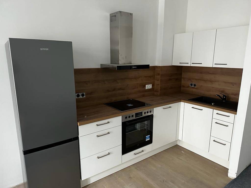 Sanierte 3 RW mit Einbauküche, ebenerd. Dusche, Balkon, Fahrstuhl und Stellplatz, 2826 Görlitz