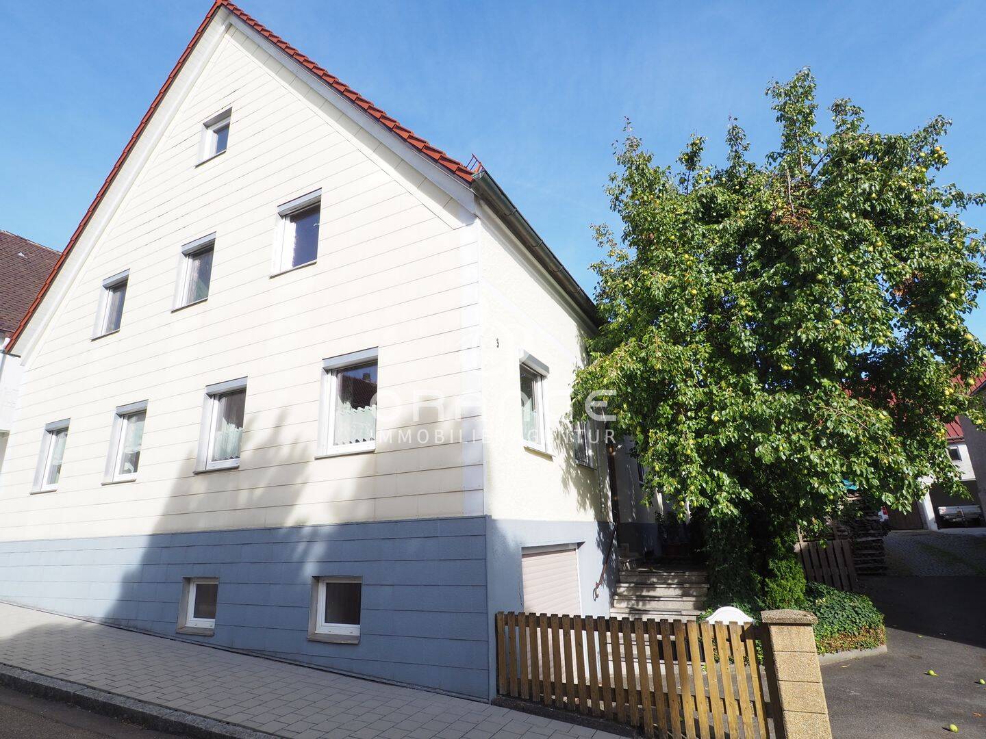 HIER PASST IHR GANZES LEBEN REIN: WOHNHAUS, WERKSTATT, STALL, SCHEUNE & MASCHINENHALLE, 89426 Mödingen