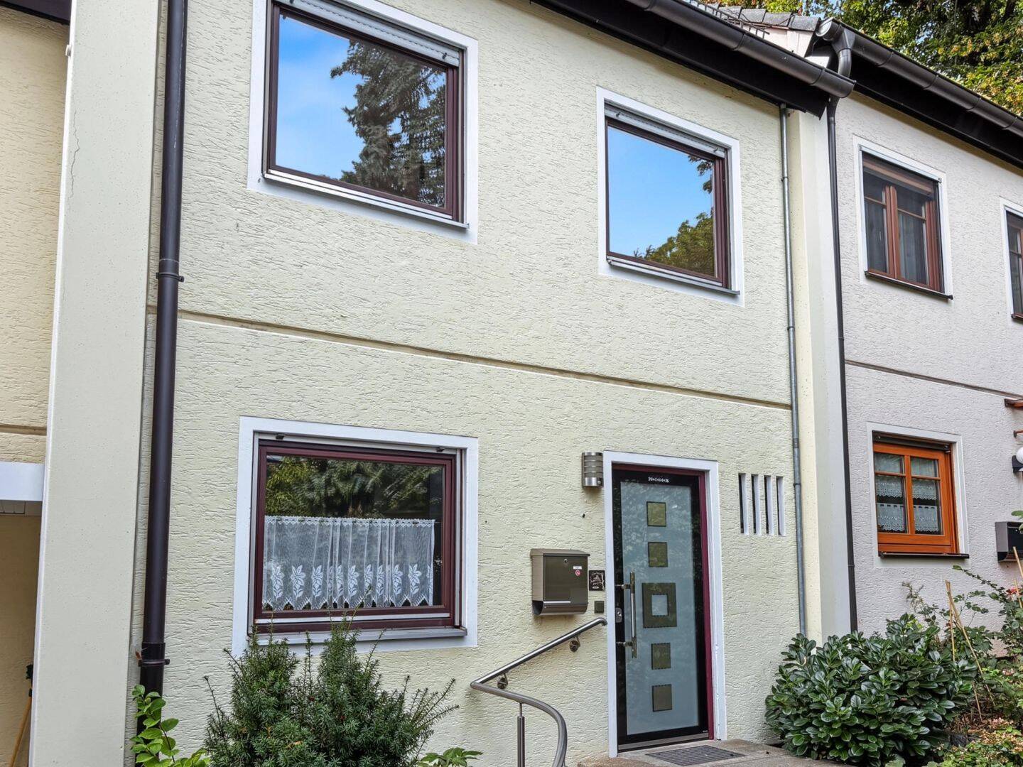Familienglück mit Traumgarten: Reihenmittelhaus mit PV-Anlage und Garage in Fürth, 90766 Fürth (Eigenes Heim Hardhöhe Unterfarrnbach Weststadt)