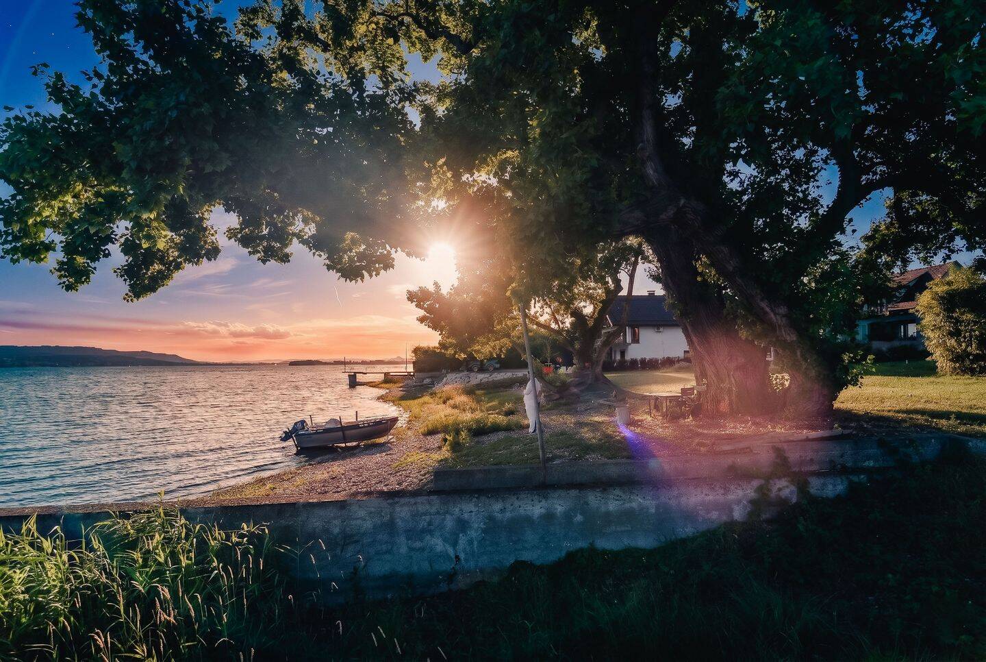 Das schönste Baugrundstück in erster Seereihe mit Seezugang und Hafen, 78476 Allensbach