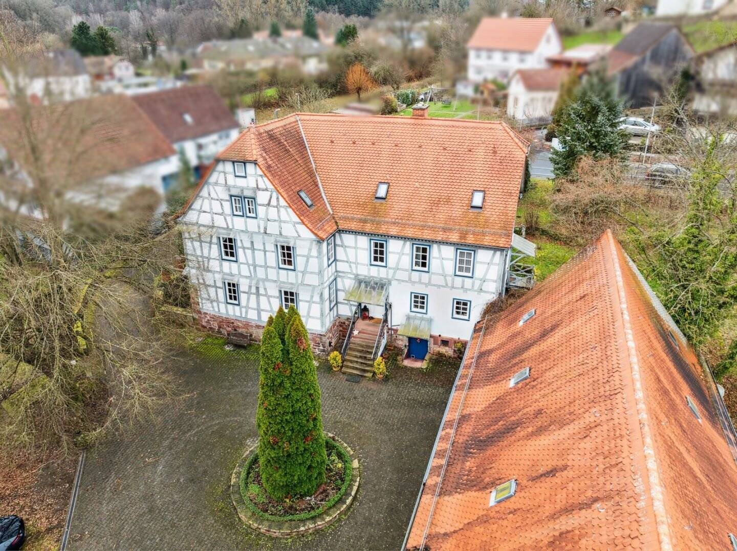 Kernsaniertes Fachwerkhaus geeignet für Pferdehaltung in Bad König, 64732 Bad König
