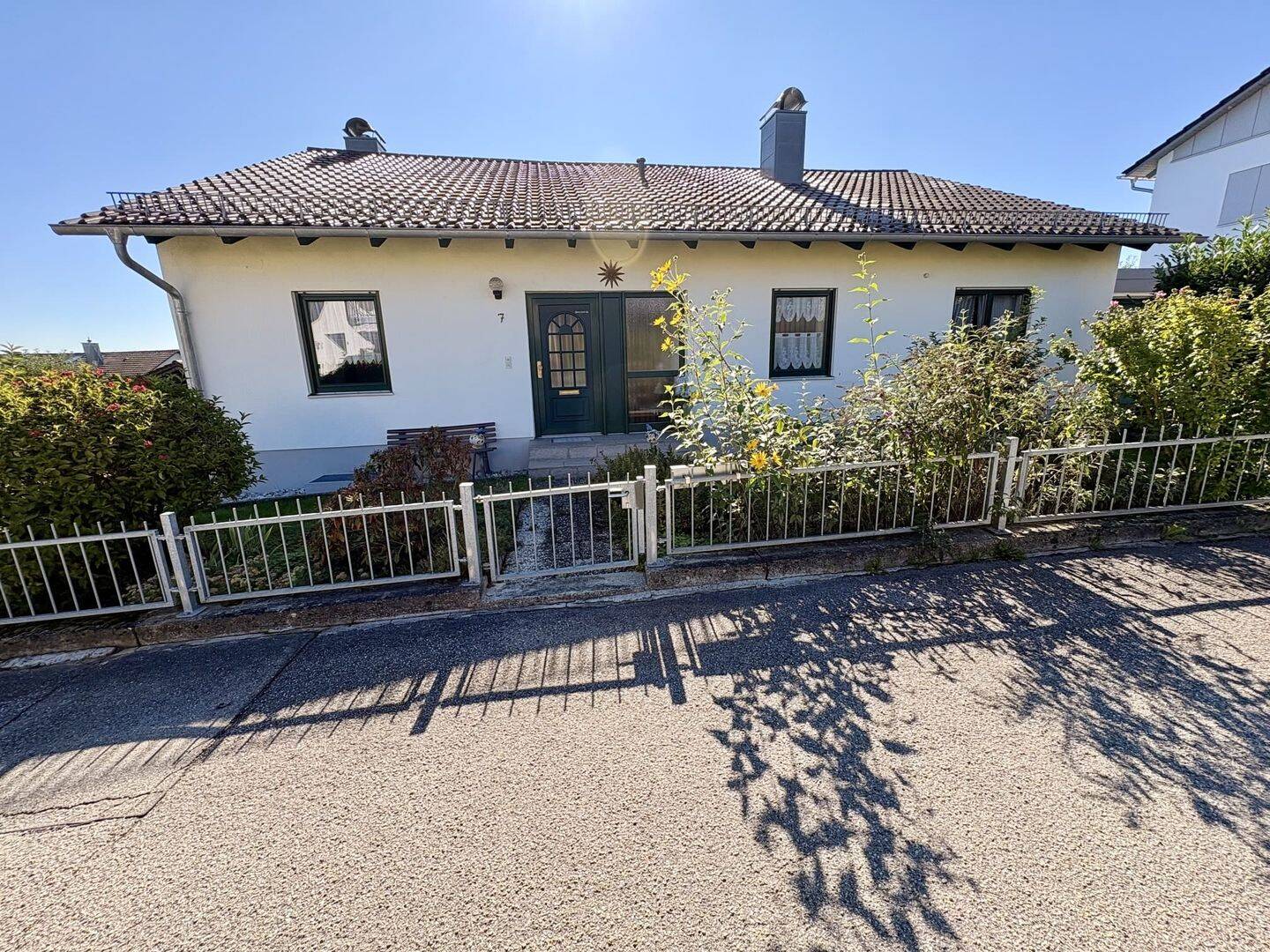 Ihre Idylle in Simbach: Top gepflegtes EFH im Bungalowstil mit Paradiesgarten und ausgebautem DG, 94436 Simbach