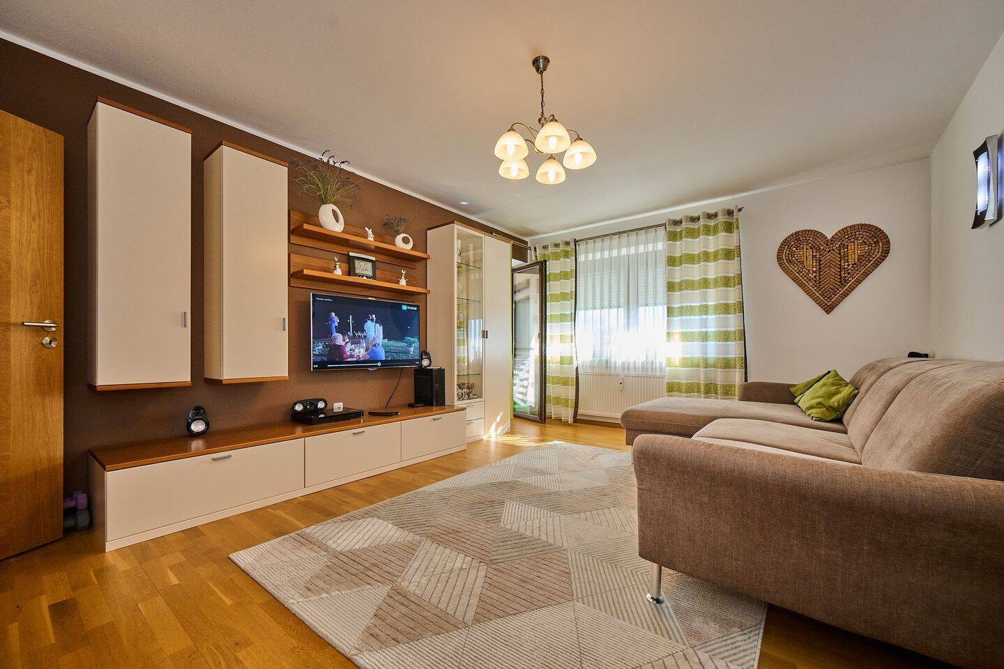 Top-Lage, Top-Zuhause: 4,5 Zimmer-Wohnung mit Loggia & neuer Küche in Straubing-Süd!, 94315 Straubing