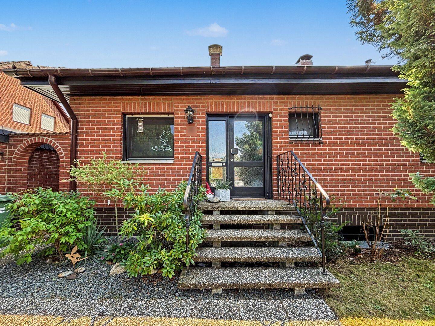 Gepflegtes Einfamilienhaus mit Wintergarten und Garage in ruhiger Wohnlage von Helmstedt, 38350 Helmstedt