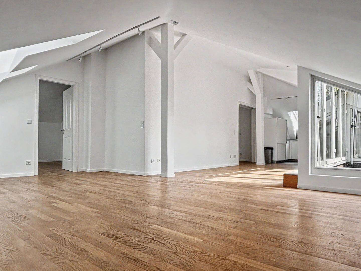 Lichtdurchflutete Dachgeschosswohnung in einer sanierten Denkmalschutzimmobilie in Farmsen-Berne, 22159 Hamburg (Wandsbek Bramfeld Farmsen-Berne Sasel Tonndorf)