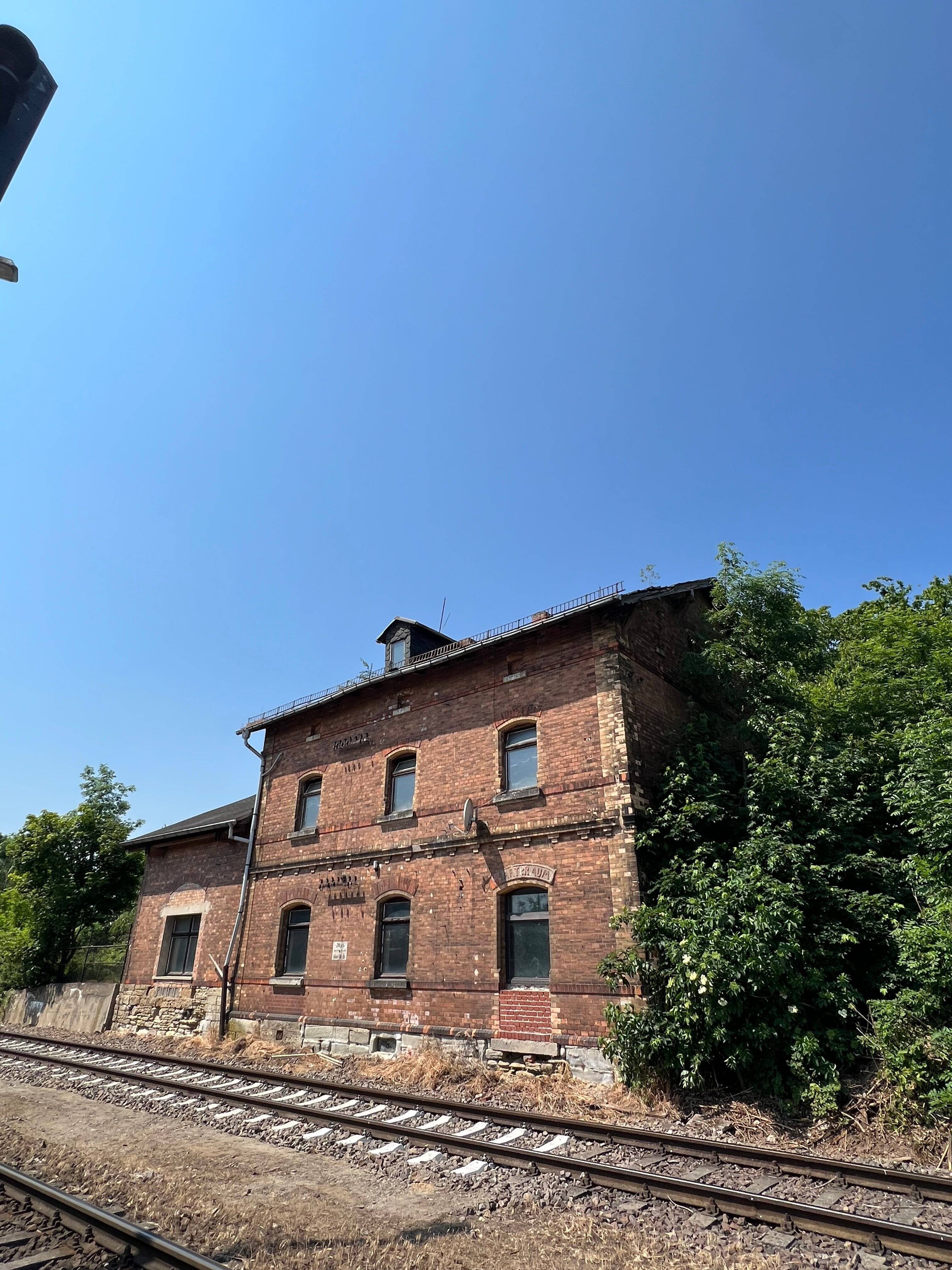 ==Grundstück mit 3400m² und alten Bahnhofsgebäude==, 7580 Großenstein