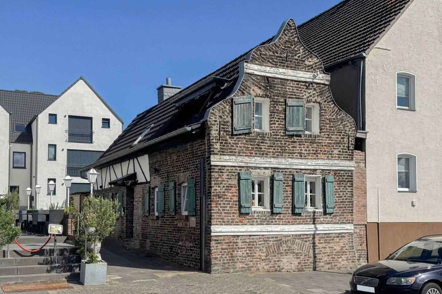 Denkmalgeschützte Immobilie mit Geschichte und Rheinblick in Leverkusen-Hitdorf, 51371 Leverkusen (Bürrig Hitdorf Rheindorf)