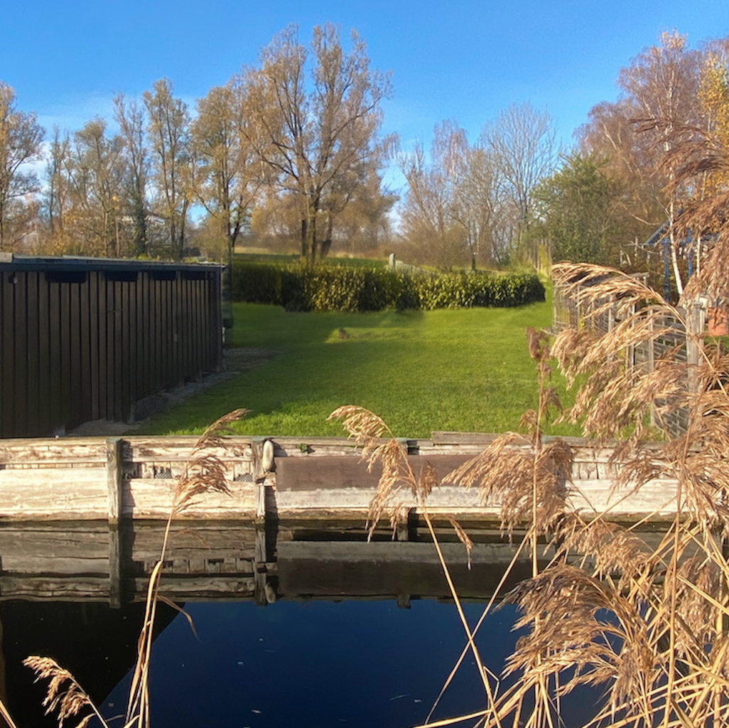 BAUGRUND DIREKT AM SEEKANAL MIT ALTBESTAND UND SEP. BOOTSHAUS UND SEEZUGANG, 82319 Starnberg
