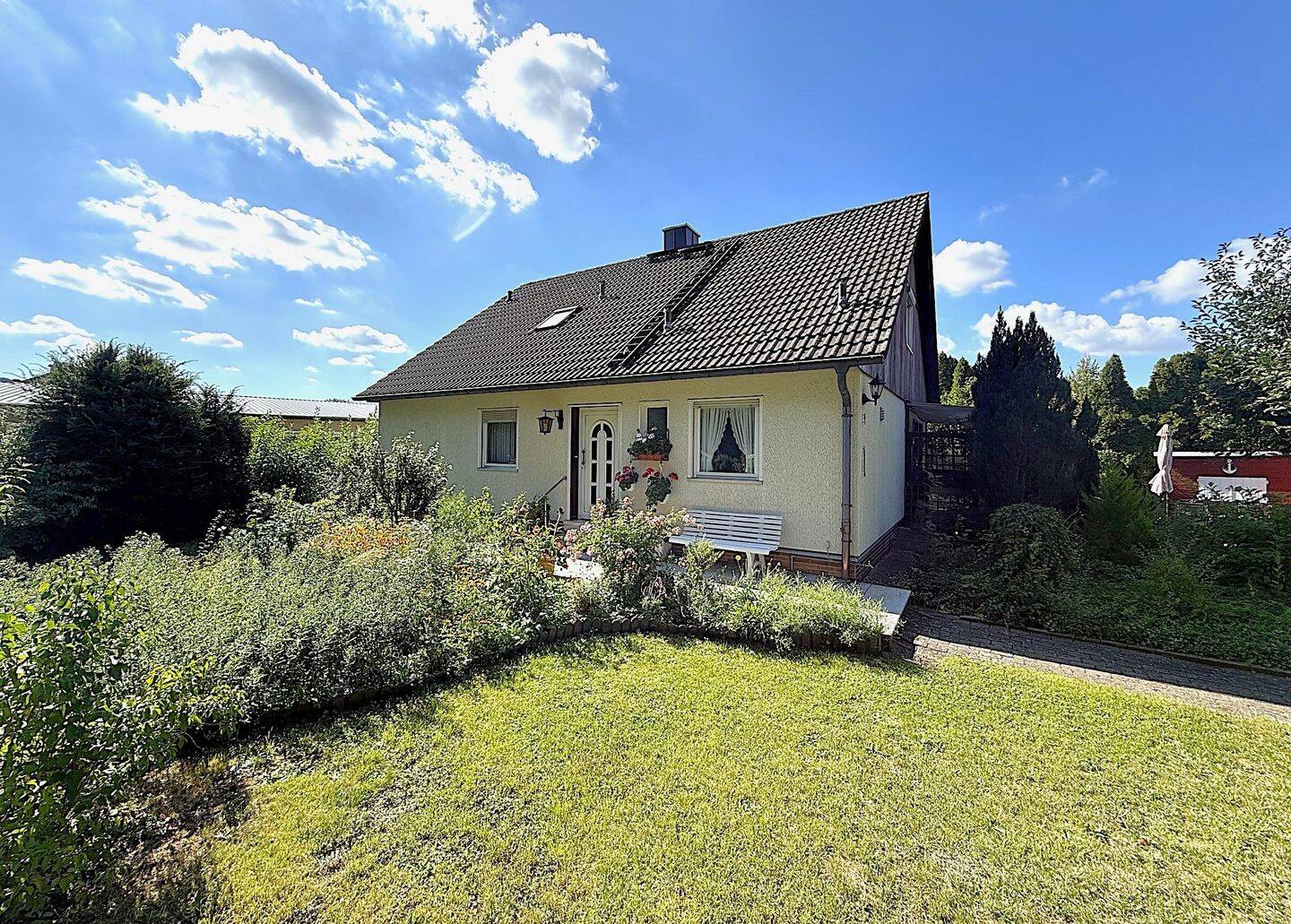 Vielseitiges Ein- oder Zweifamilienhaus mit Wintergarten und großer Sonnenterrasse, 90587 Veitsbronn
