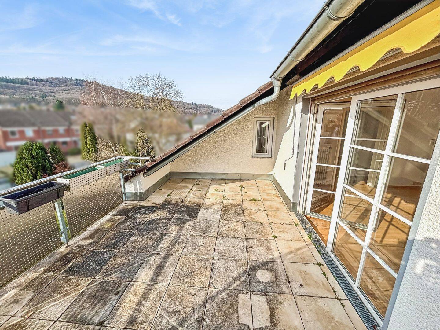 Helle Dachgeschosswohnung mit Sonnenloggia und Blick ins Grüne in Kelkheim, 65779 Kelkheim (Taunus)