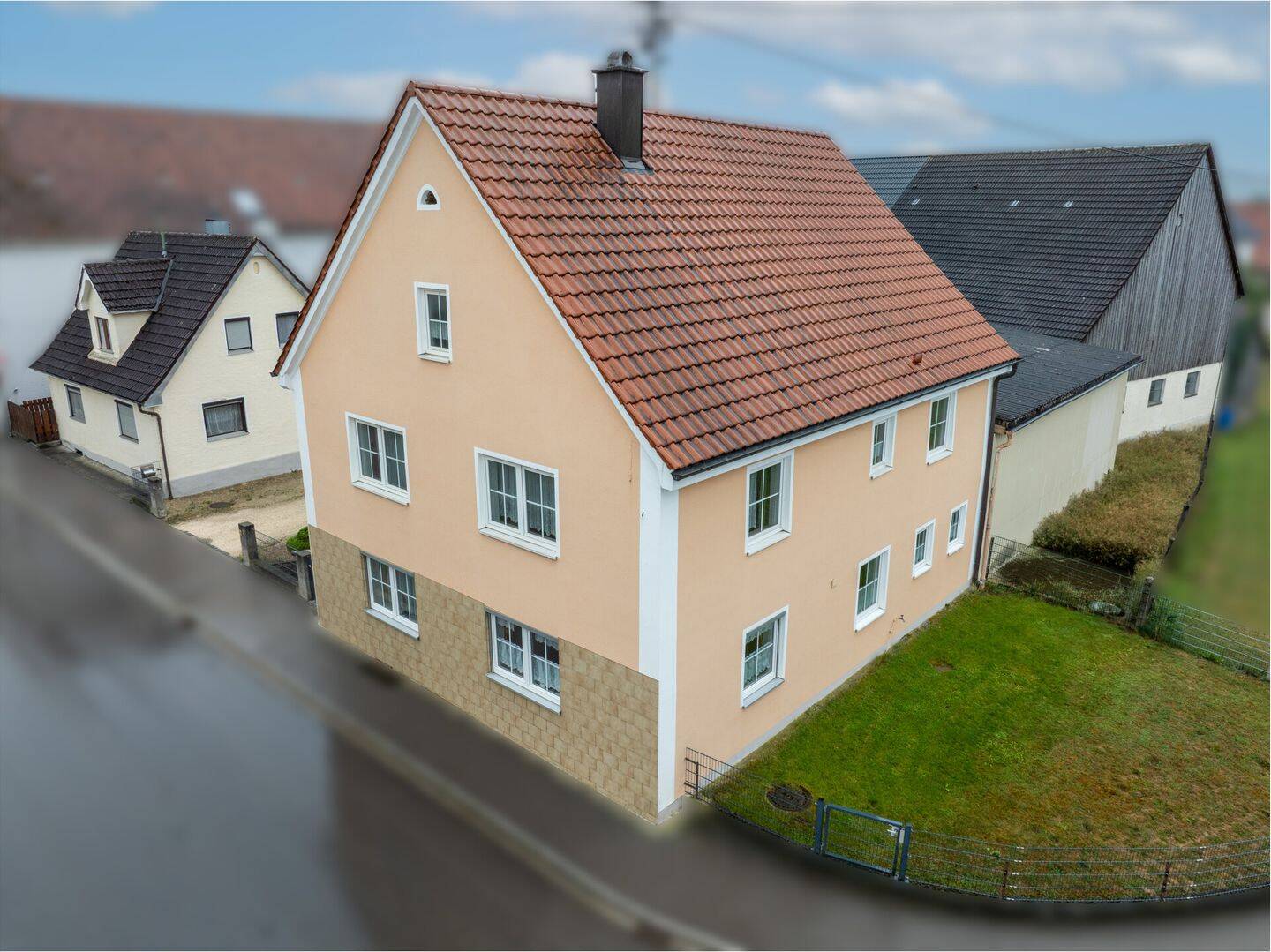Raum für große Pläne -Hofstelle mit Wohnhaus, Scheunen, Garagen, Stallungen & Austragshaus, 89349 Burtenbach