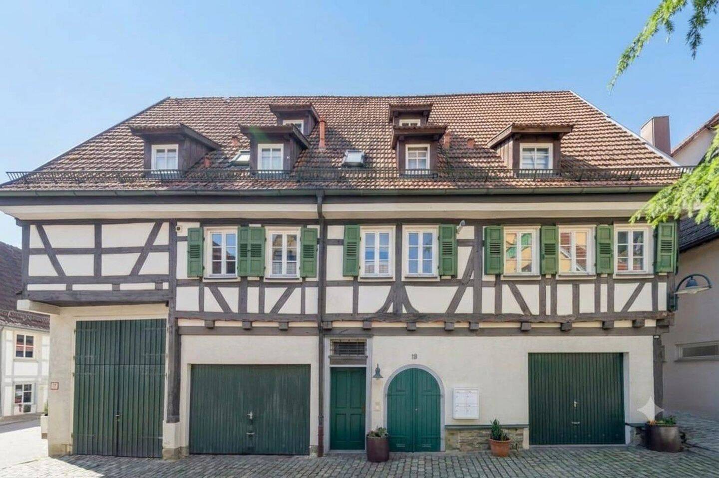 Altstadt-Charme trifft Freiraum: 89 m² mit großer Terrasse und Garagenstellplatz in Herrenberg, 71083 Herrenberg