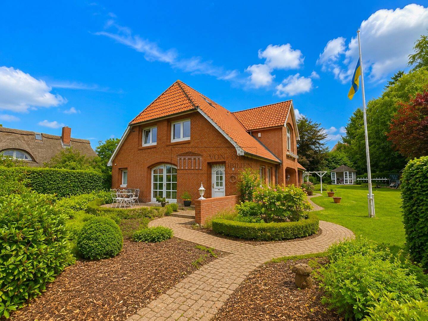 Familienhaus mit Einliegerwohnung, Doppelgarage und großem Garten in Stade, 21680 Stade