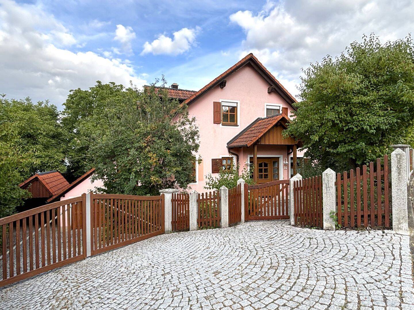 Großzügiges Familienhaus mit 931 m² Grundstück, Kaminöfen ruhiger Lage in Wilhelmsdorf, 91489 Wilhelmsdorf