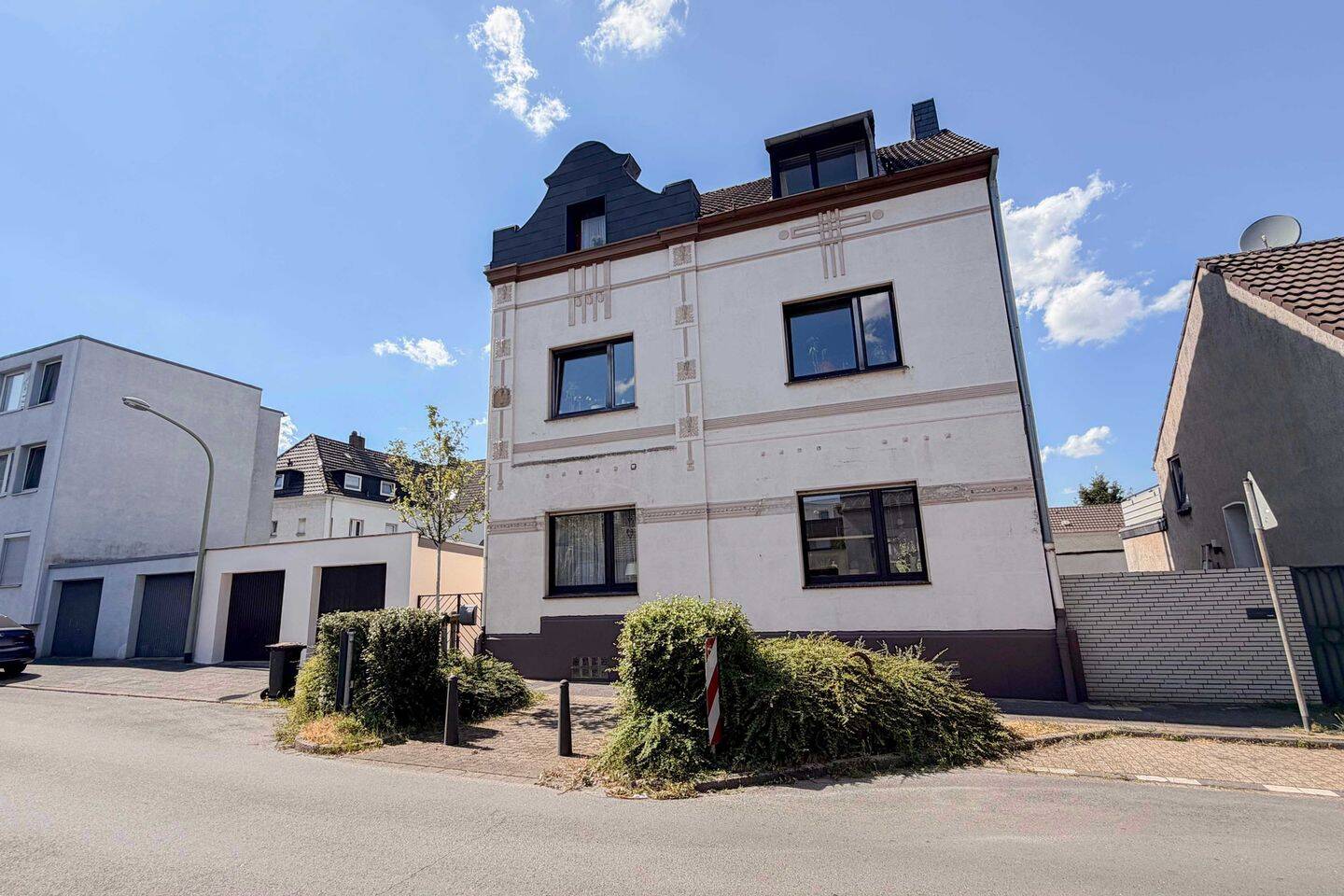 Zweifamilienhaus mit Garten, 2 Garagen und Ausbaureserve im DG in Duisburg-Alt-Homberg, 47198 Duisburg (Alt-Homberg Hochheide)