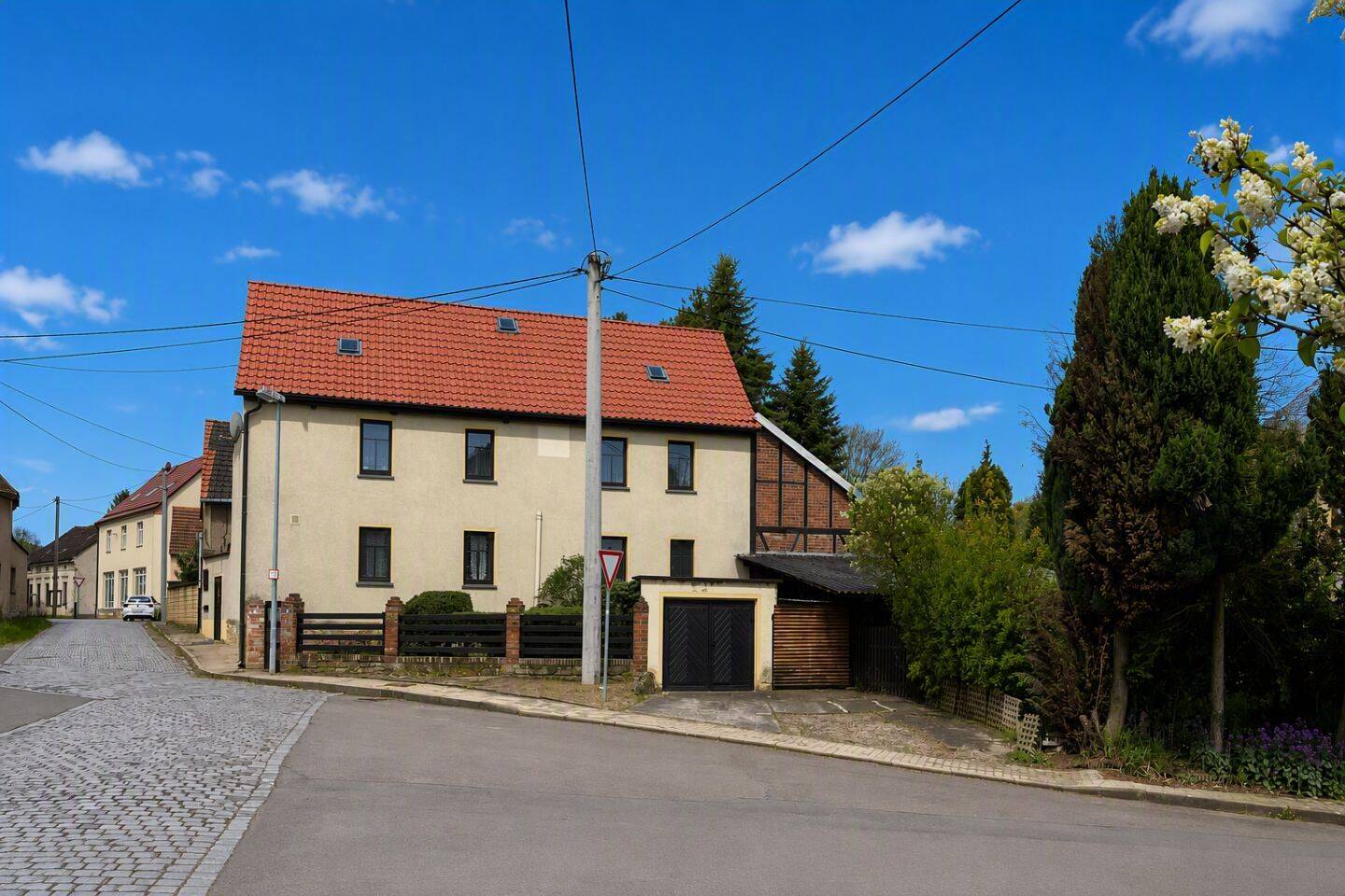 Wohnhaus mit denkmalgeschützter Straßenfassade und Entwicklungspotenzial im Salzatal, 6198 Salzatal