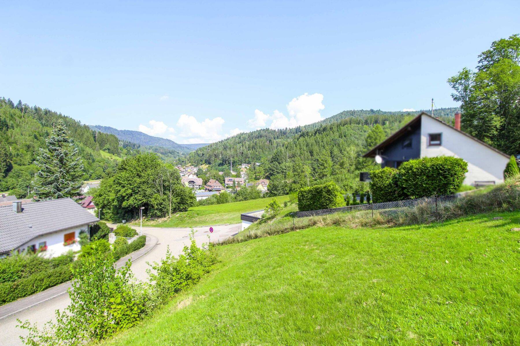 Voll erschlossenes Grundstück (Hanglage) in Waldrandlage mit Panoramaaussicht, 72275 Alpirsbach