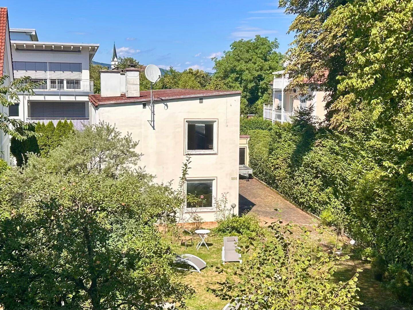 Sanierungsbedürftiges Wohnhaus in zentraler und dennoch ruhiger Lage von Freilassing, 83395 Freilassing