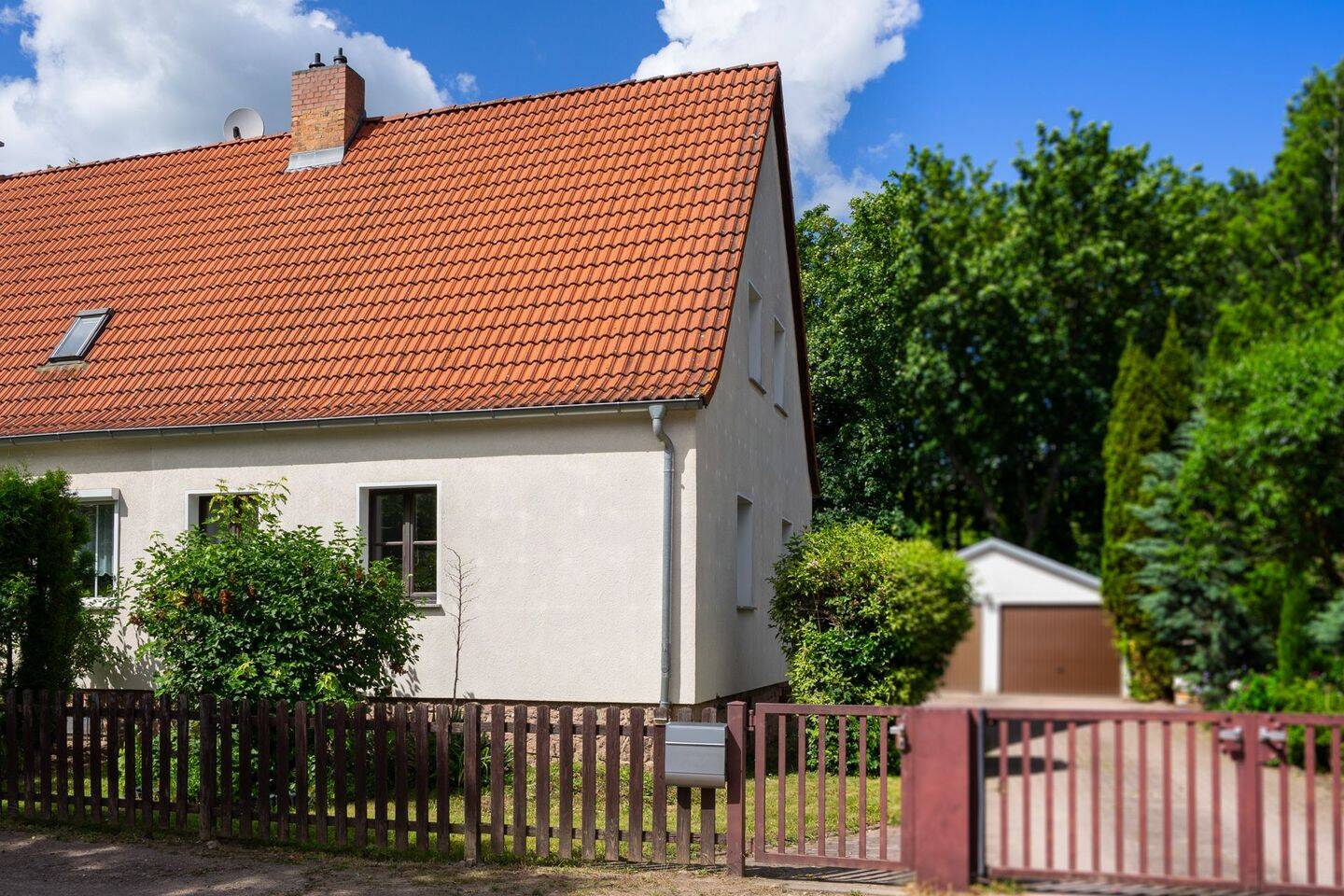 Charmante Doppelhaushälfte auf ca. 285 m² Grundstück – gepflegt und sofort bezugsbereit in Halle, 6124 Halle (Saale) (Saaleaue Südliche Neustadt Westliche Neustadt)