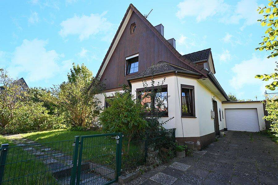 Liebevolles Siedlungshaus mit großem Traumgrundstück und viel Potenzial für die ganze Familie!, 23568 Lübeck (Schlutup Sankt Gertrud)