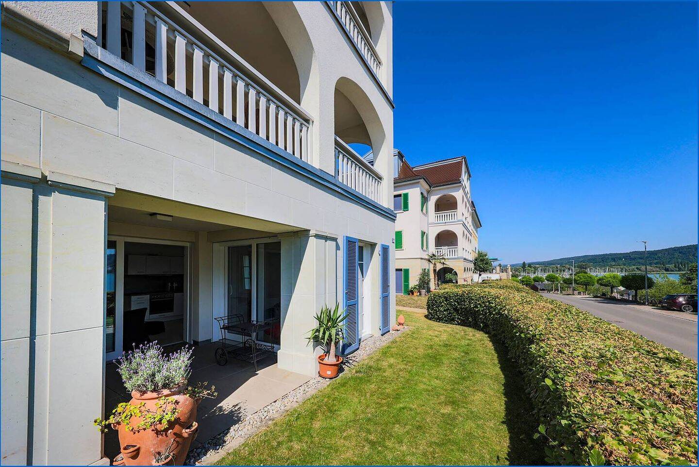Bodman mit Seesicht: Traumhafte 1,5 Zimmer Wohnung mit Terrasse, Aufzug, TG, Weinkeller und EBK, 78351 Bodman-Ludwigshafen