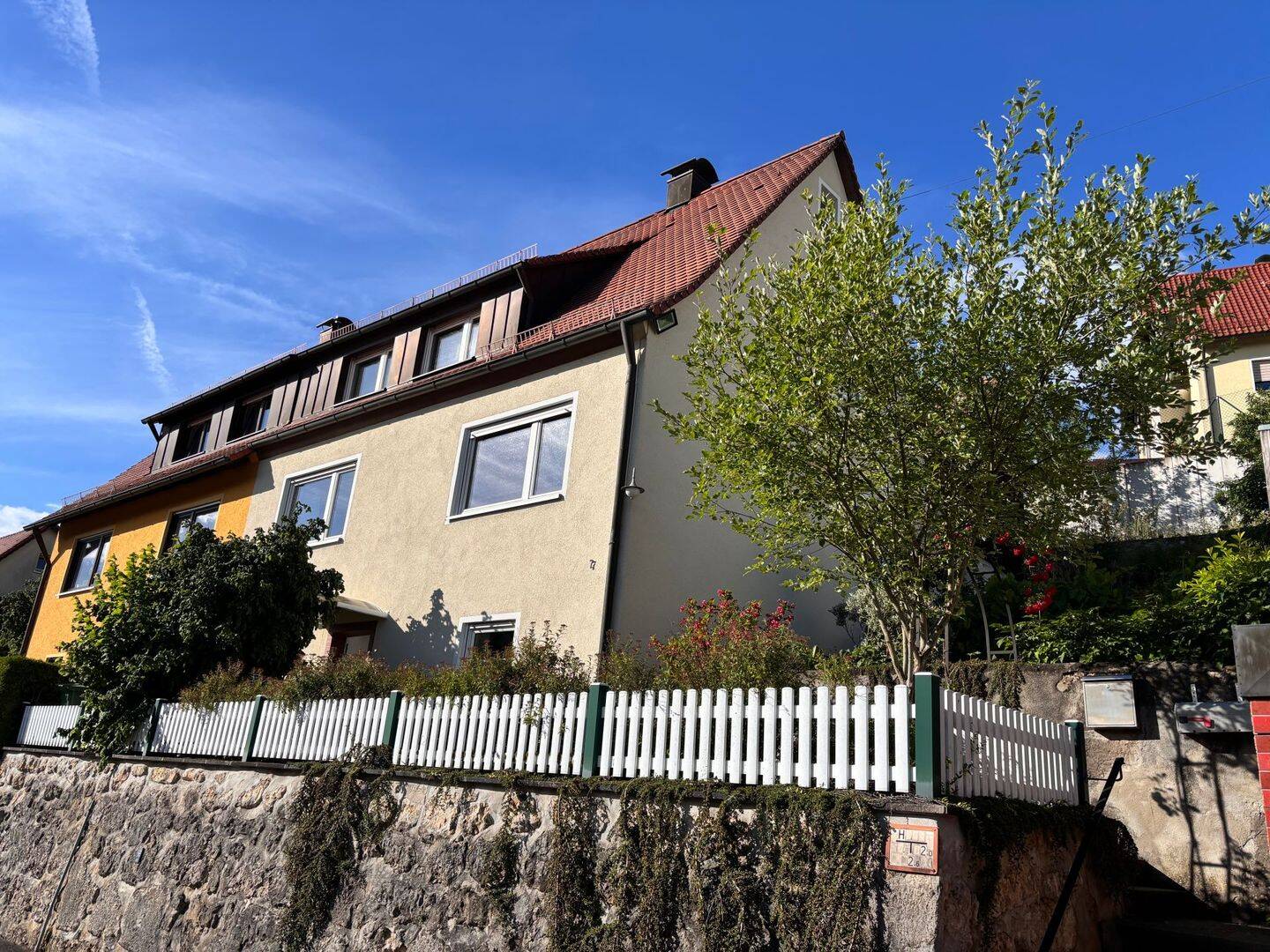 Doppelhaushälfte mit 2 Stellplätzen und herrlicher Aussicht in Velden, 91235 Velden