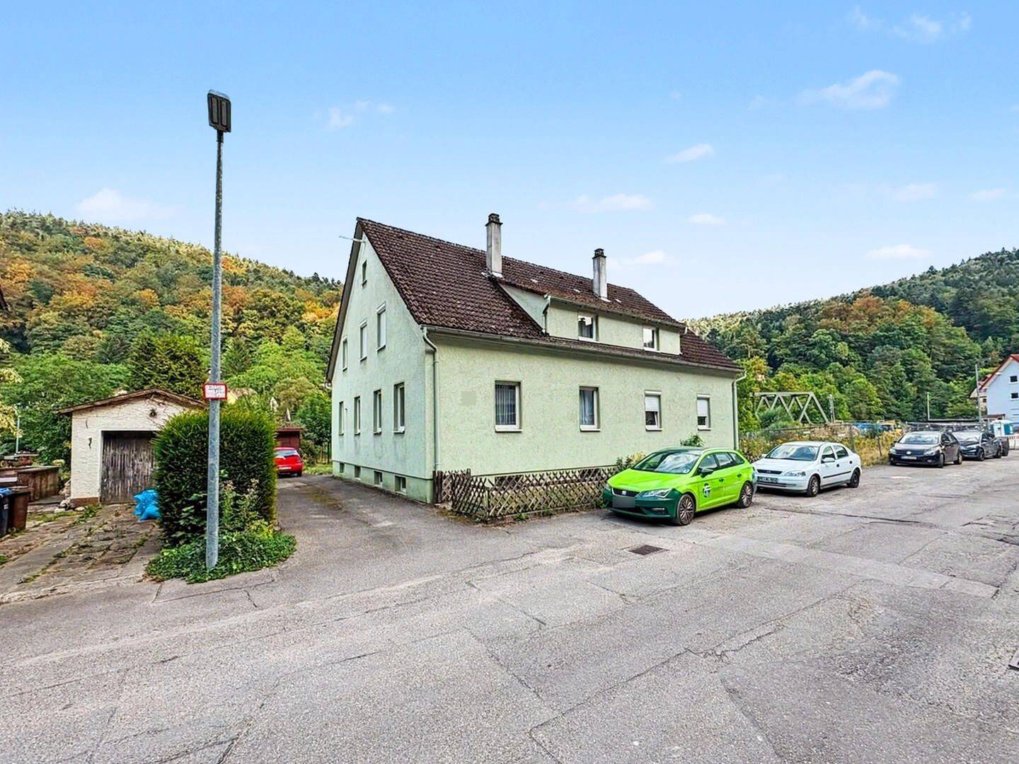 Wohnen wie im eigenen Haus: 3-Zimmer-Wohnung mit privatem Gartenanteil in Neuenbürg, 75305 Neuenbürg