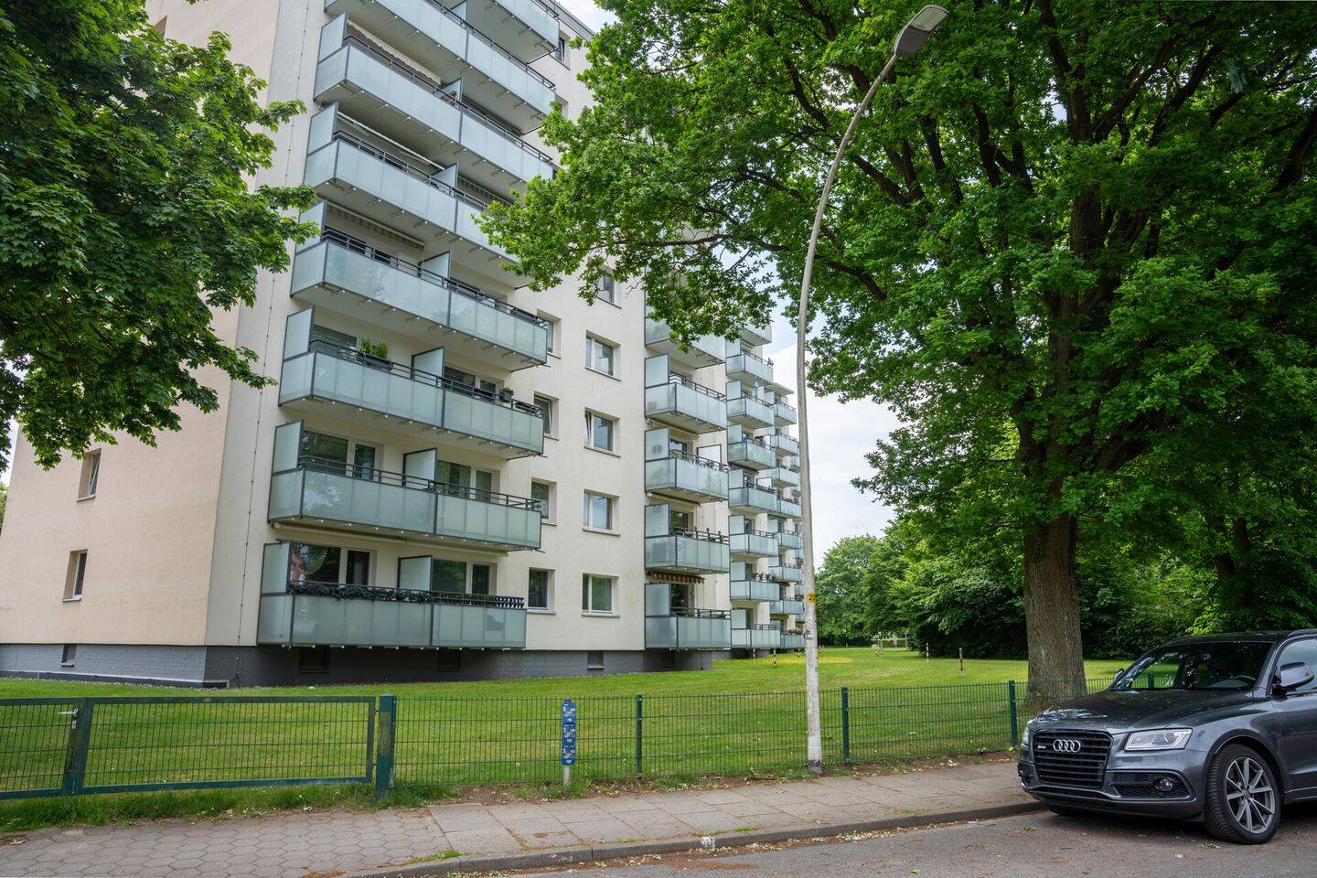 Modernisiert & bezugsfertig: ETW im 2. OG mit Balkon, Keller und Fahrstuhl in Halstenbek bei Hamburg, 25469 Halstenbek