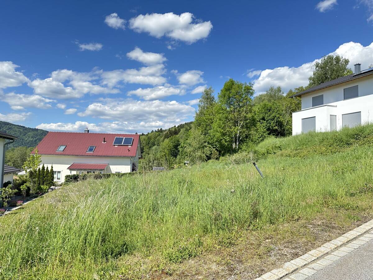 Traumhafter Ausblick – 600 m2 – Baugrundstück in naturnaher Wohngegend – nur ca. 5 km v. Deggendorf, 94539 Grafling