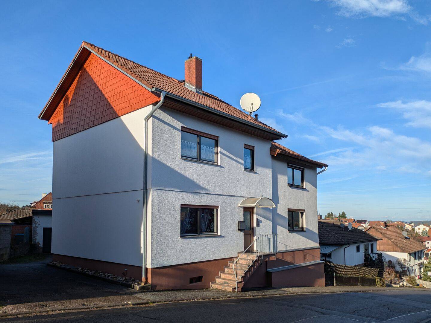 Multifunktionstalent: Großes Haus mit Garagen und Scheunentrakt, 64760 Oberzent