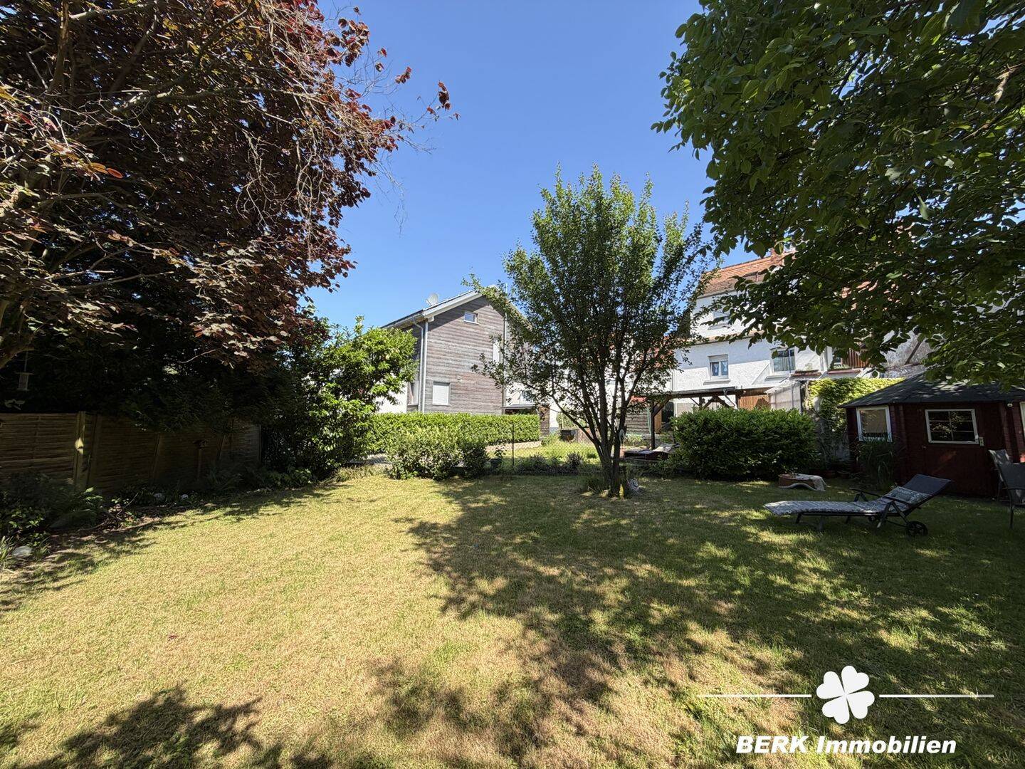 BERK Immobilien – Baugrundstück mit Südausrichtung und zurückgesetzter, zentraler Lage in Haibach, 63808 Haibach
