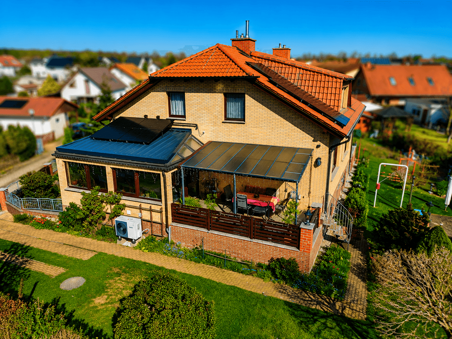 Wohnen mit Perspektive – Separates Büro, Einliegerwohnung möglich, Wintergarten, Kamin & PV, 4838 Doberschütz