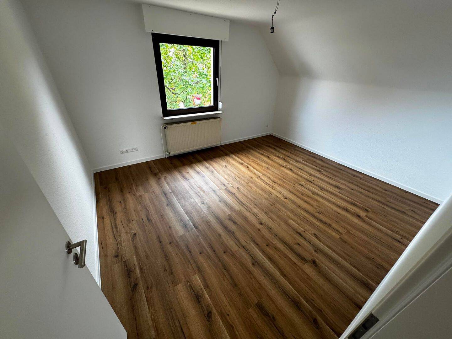 Frisch sanierte OG-Wohnung mit Dachterrasse, Atelier und Garage in Muggensturm, 76461 Muggensturm