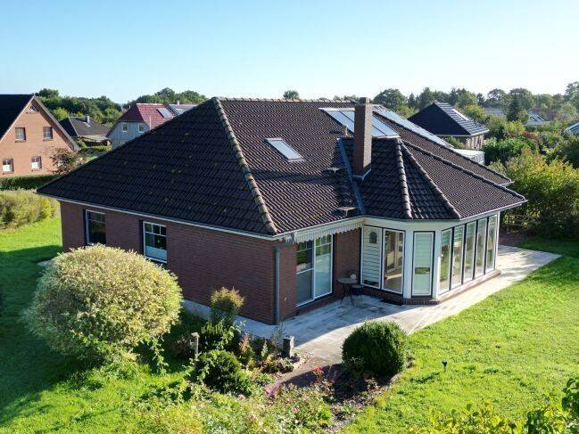 Verkauf eines Walmdachbungalows mit Wintergarten und Garage in Sackgassenlage in Windbergen bei Meldorf, 25729 Windbergen