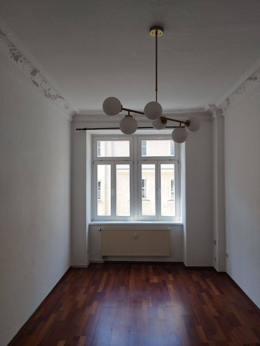 Gemütliche 2. RW. im 2.OG. mit Laminatb. Einbauküche, u.v.m. zu vermieten!, 1099 Dresden