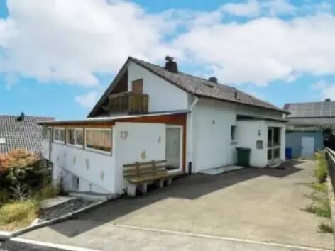 Attraktive und renovierte 3,5-Zimmer-Erdgeschosswohnung mit Wintergarten & Loggia in Schwenningen, 72477 Schwenningen