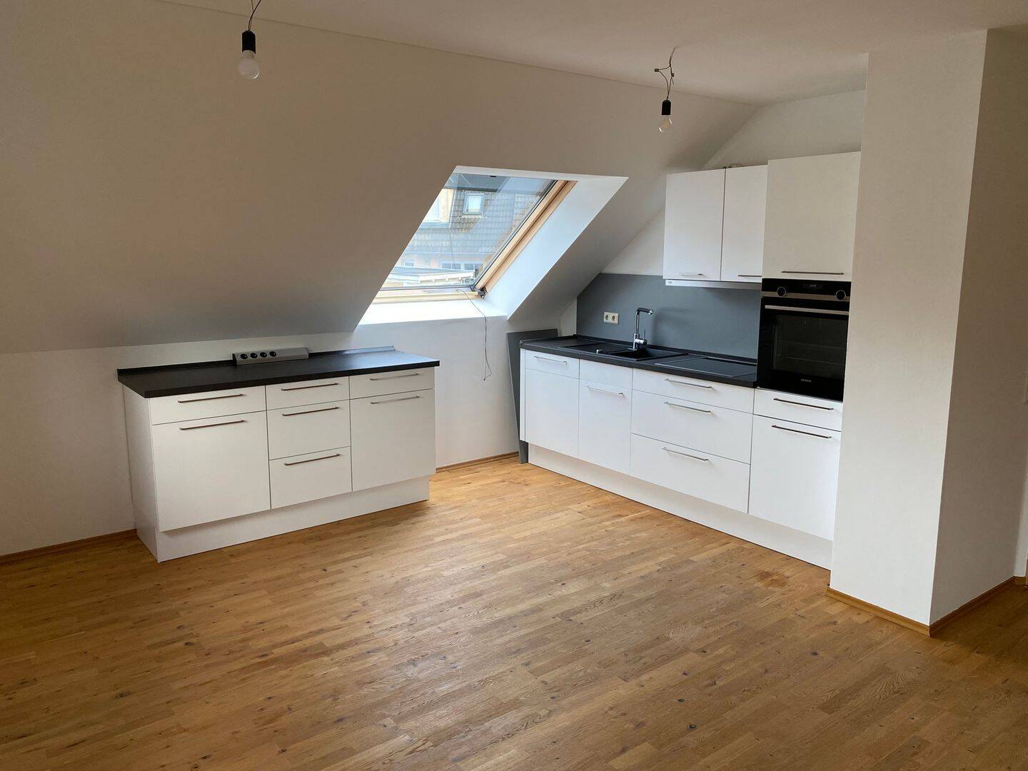 Charmante Dachgeschosswohnung mit Balkon, Tageslichtbad und moderner Einbauküche, 91336 Heroldsbach