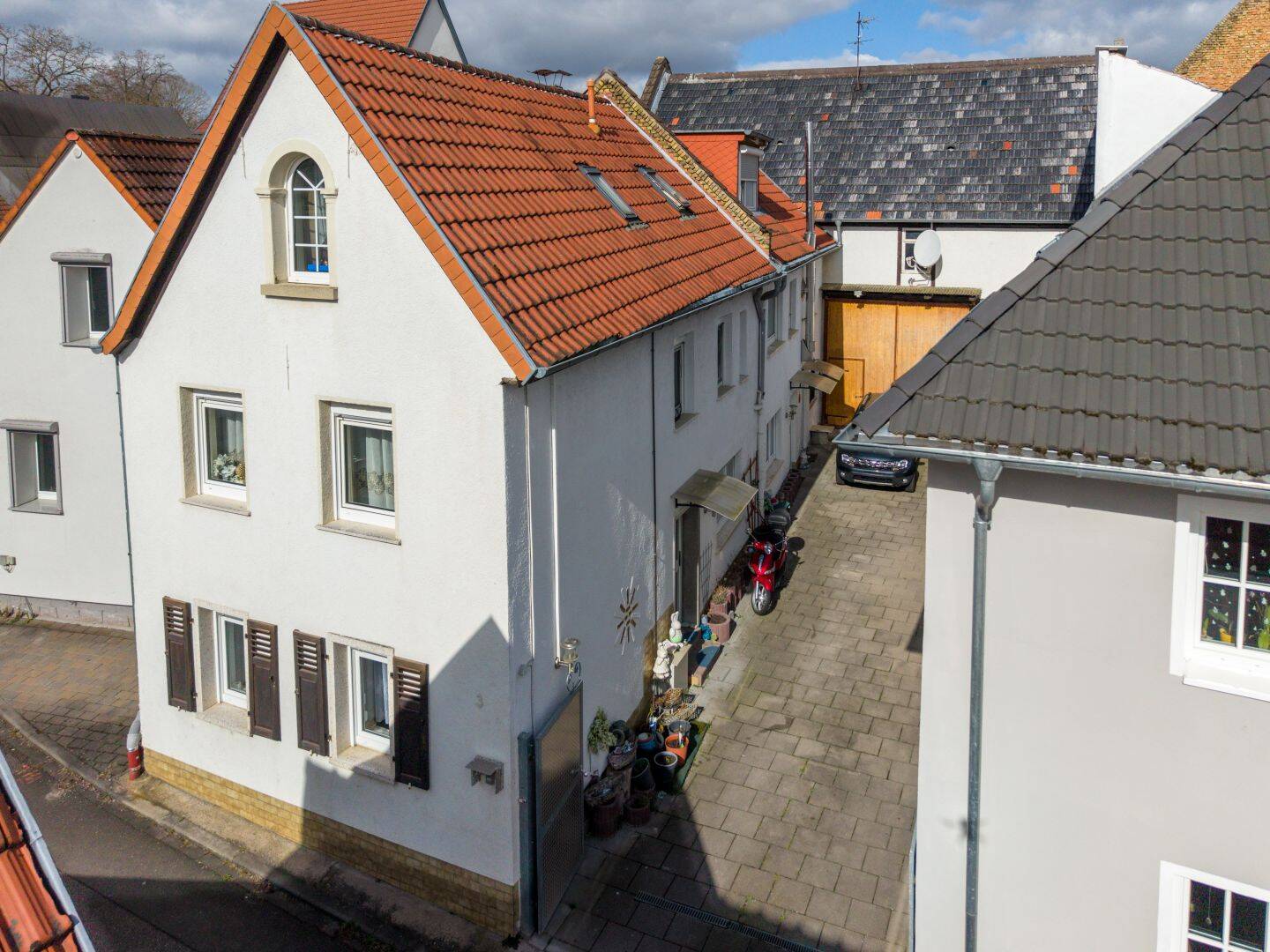 Mehrgenerationenhaus mit zwei Wohneinheiten, großem Innenhof und Ausbaureserve in Saulheim, 55291 Saulheim