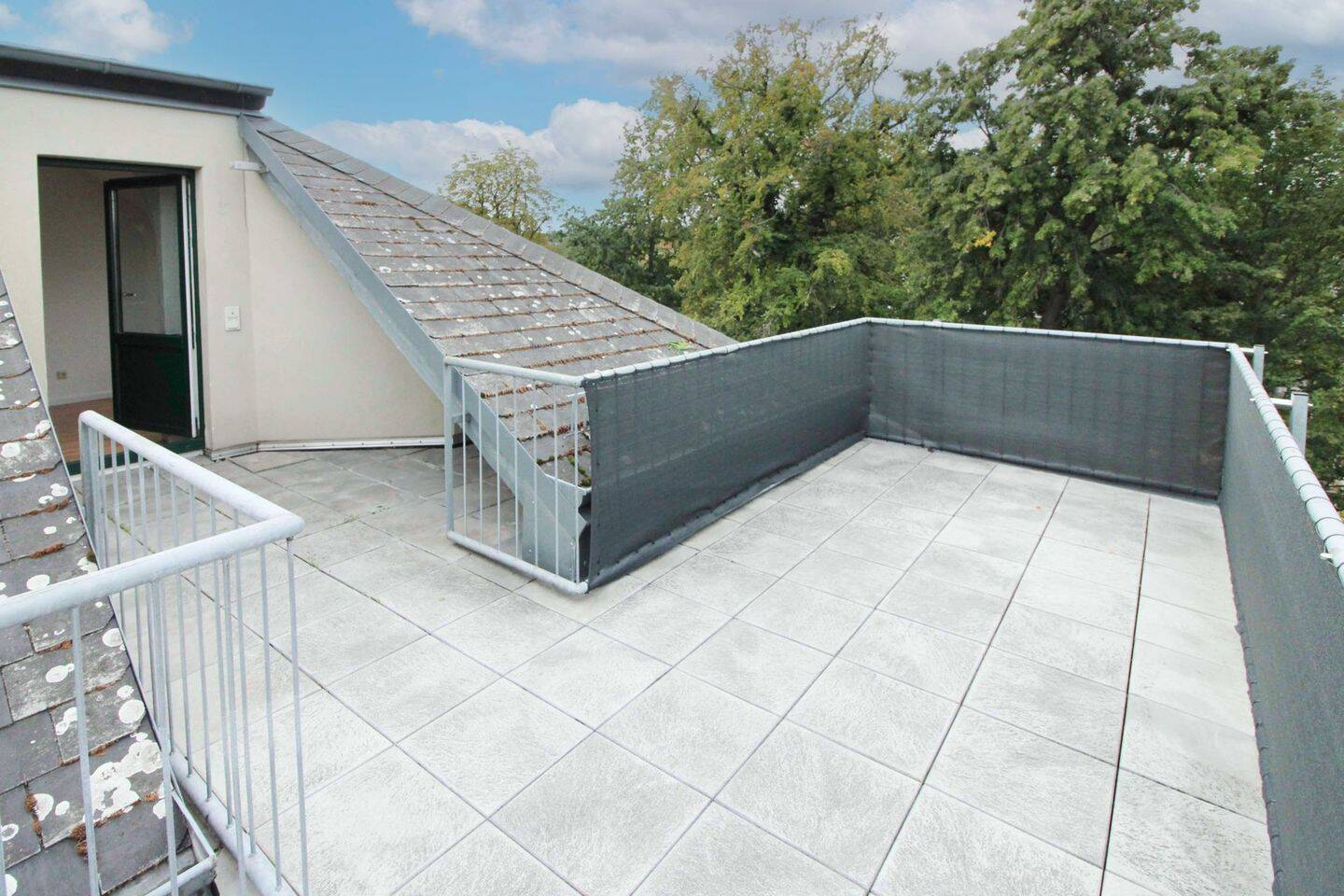 Bezugsfreie & renovierte 3,5-Zi.WE mit Dachterrasse, EBK, Tageslichtbäder & Stellplatz, 1157 Dresden