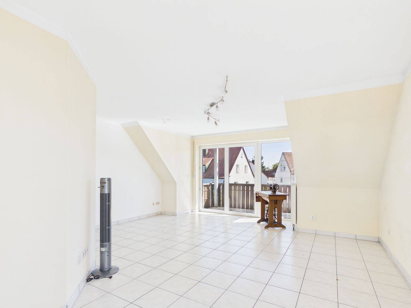 Maisonette unterm Dach: 3 Zimmer mit Balkonen und Studio im Giebel in Nürnberg-Eibach, 90451 Nürnberg (Eibach Hafen Maiach Reichelsdorf Röthenbach bei Schweinau)