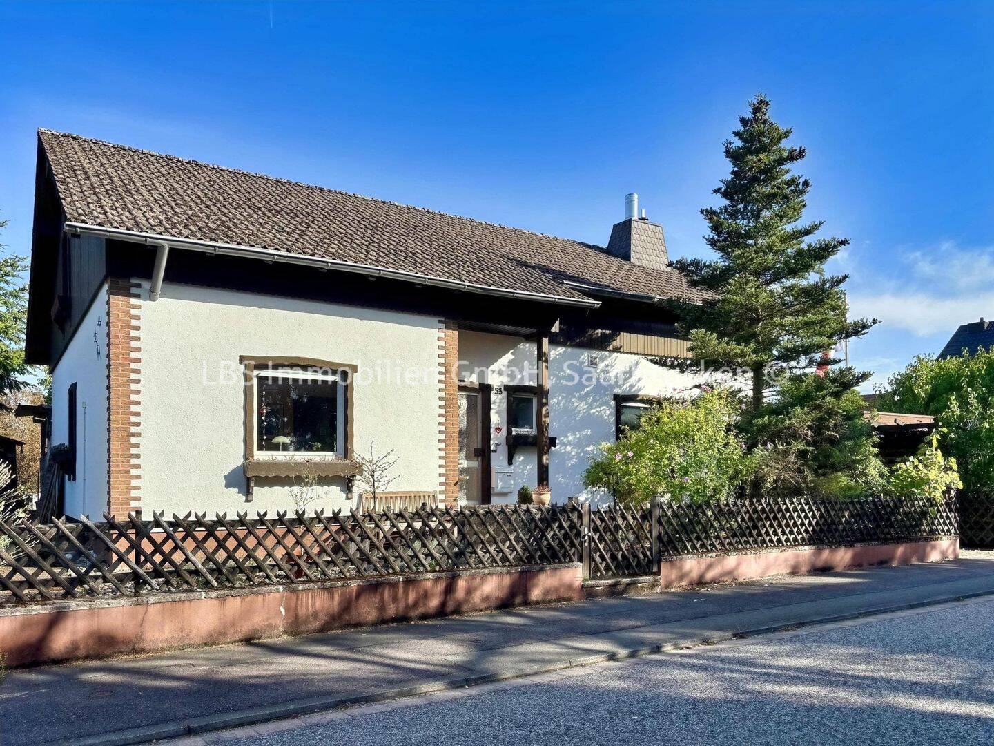 Charmantes Einfamilienhaus mit Garten, Garage und vielseitig nutzbarem Dachgeschoss in Homburg, 66424 Homburg