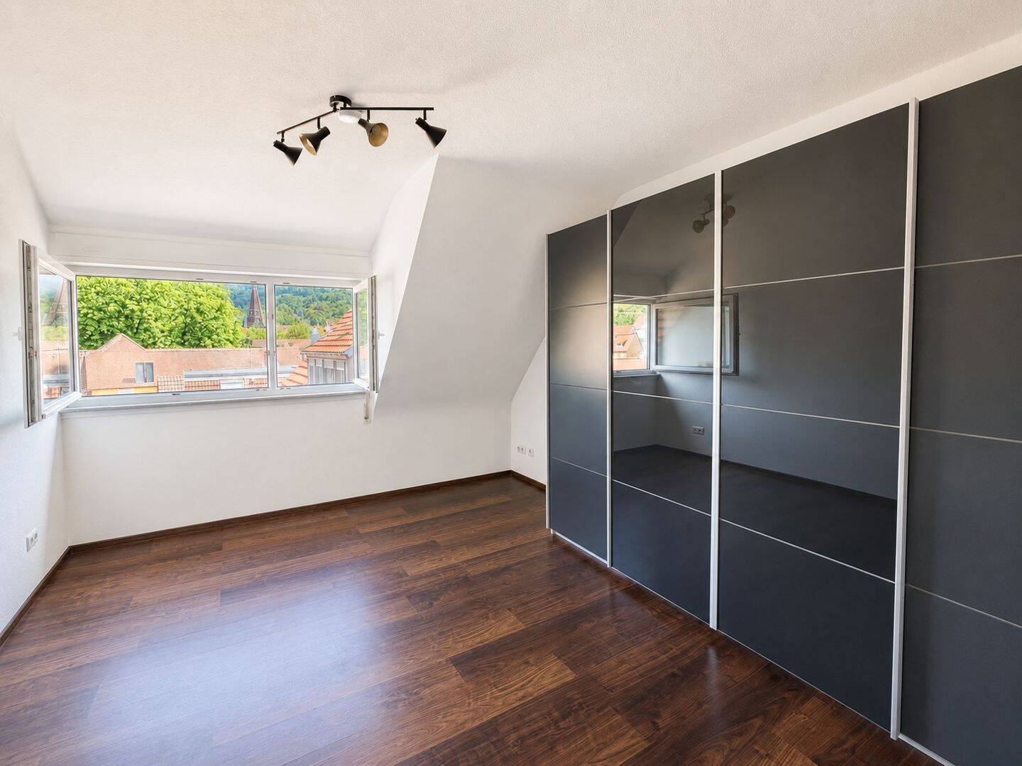 Charmante 3-Zimmer-Dachgeschosswohnung mit traumhafter Aussicht über Uhlbach, 70329 Stuttgart (Hedelfingen Obertürkheim Rohracker Uhlbach)